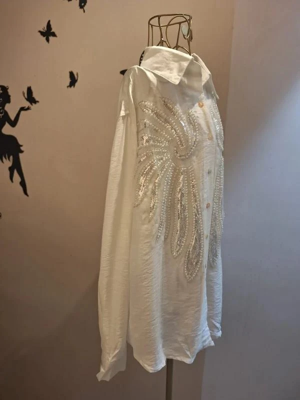 Camisa blanca con bordados de lentejuelas y perlas – photo 3